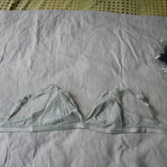 NWT Lace Plunge Unlined Demi Bralette - Body by VS - Picture 3 of 9